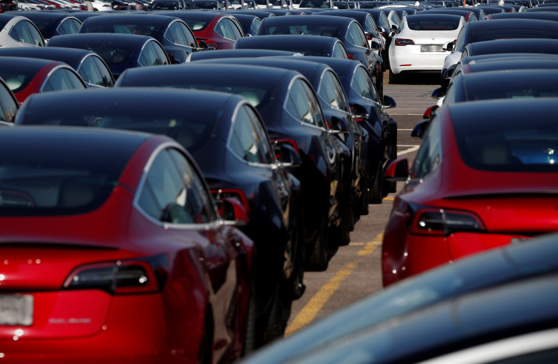 Dangerously trending: driverless Tesla videos on social media