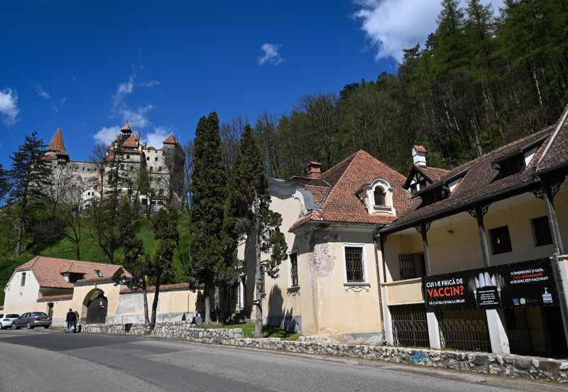 ‘Dracula’s castle’ offers tourists Covid shots