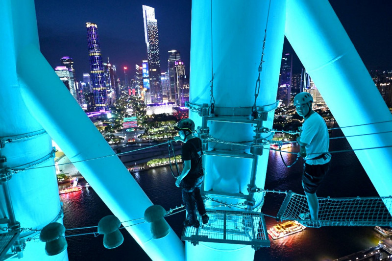 Adventure-lovers defy gravity on the tallest Chinese TV tower