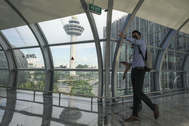 S’pore bars dine-in, issues teleworking rule in face of Covid-19 resurgence