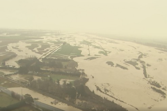 Troops sent in to evacuate flood-hit NZ folk