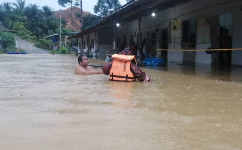 Massive floods hit northern S’wak as state struggles with virus surge
