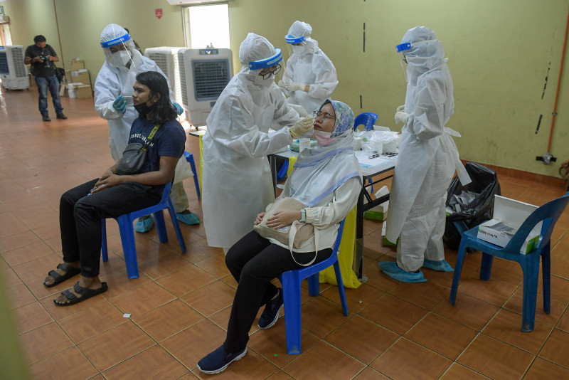 [UPDATED] Daily Covid-19 count drops to 6,999, almost half in Klang Valley