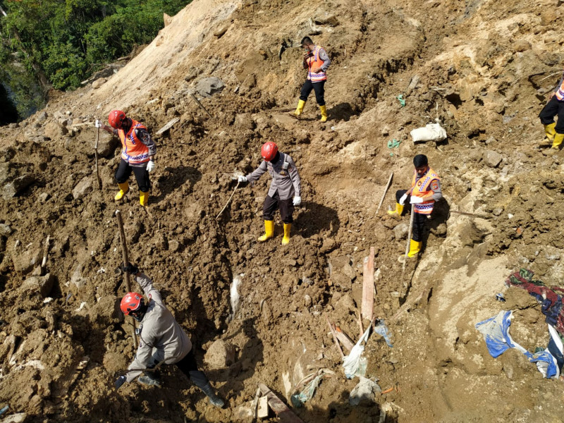 Landslide kills 7 at Indonesia gold mine