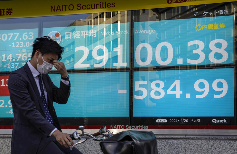 Tokyo stocks slip ahead of major firms’ earnings reports