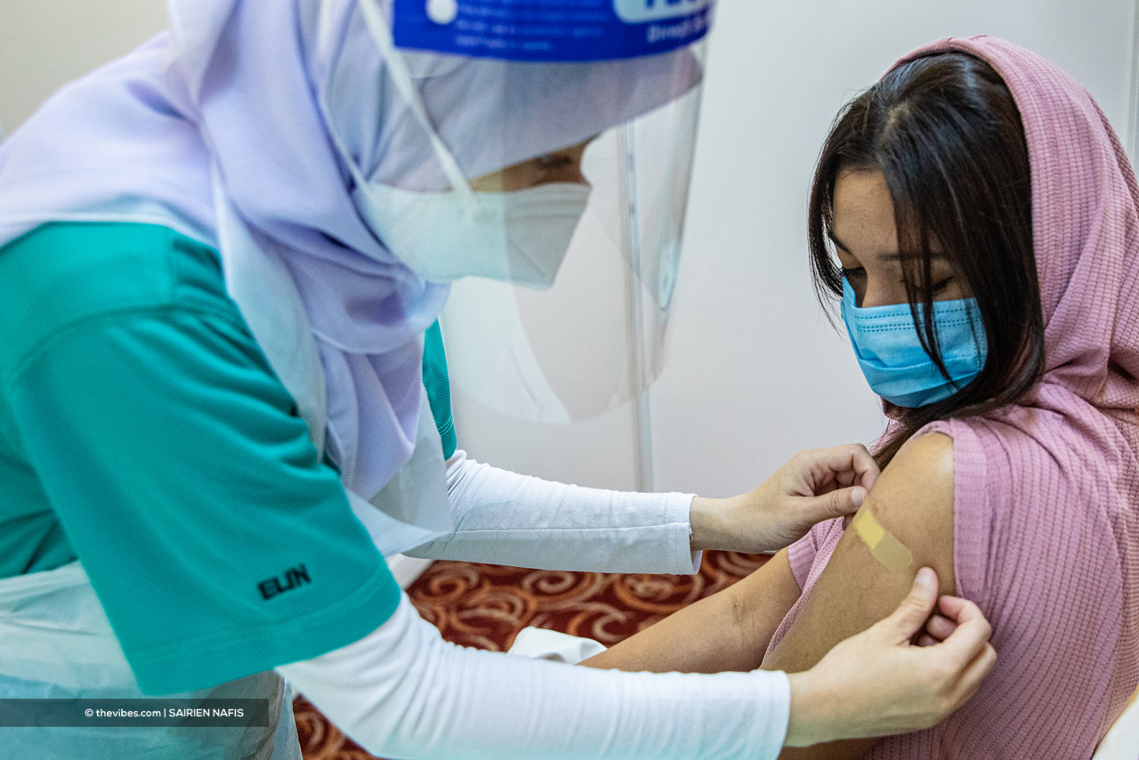 With 1.1 million doses of AstraZeneca vaccine arriving in Malaysia this month, the opt-in programme will be made available to the rest of the country, especially those classified as red zones. – SAIRIEN NAFIS/The Vibes, May 6, 2021  