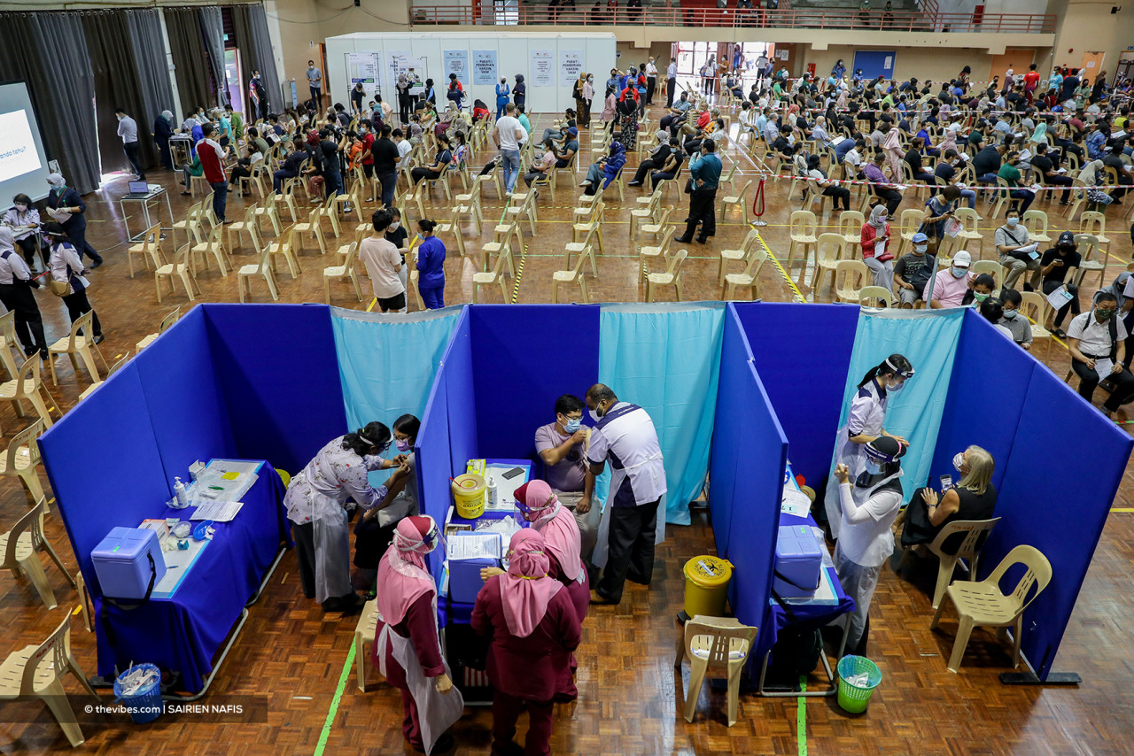 The government says 286,800 doses of the AstraZeneca vaccine will be made available in Kuala Lumpur and Selangor. – SAIRIEN NAFIS/The Vibes, May 6, 2021