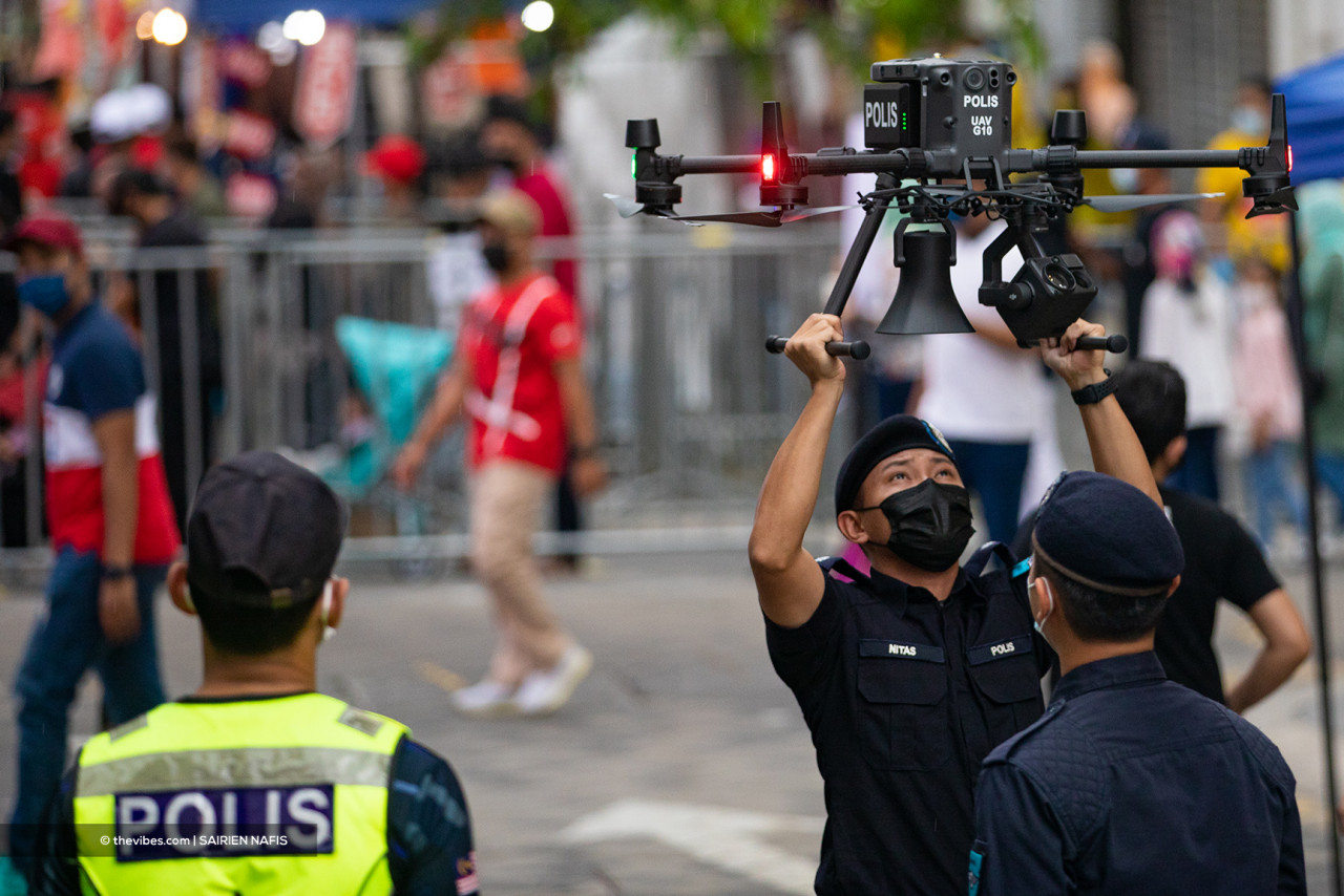 Police monitoring compliance to Covid-19 SOPs via drones at a Ramadan bazaar in KL. – SARIEN NAFIS/The Vibes, May 13, 2021