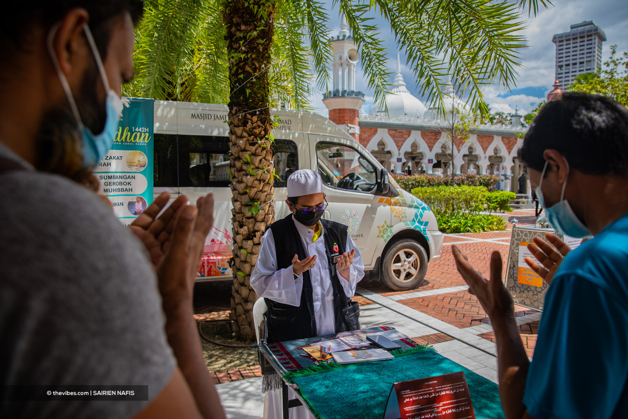 Tithes is one Muslim practice that is customarily done before Hari Raya prayers. – SAIRIEN NAFIS/The Vibes, May 13, 2021
