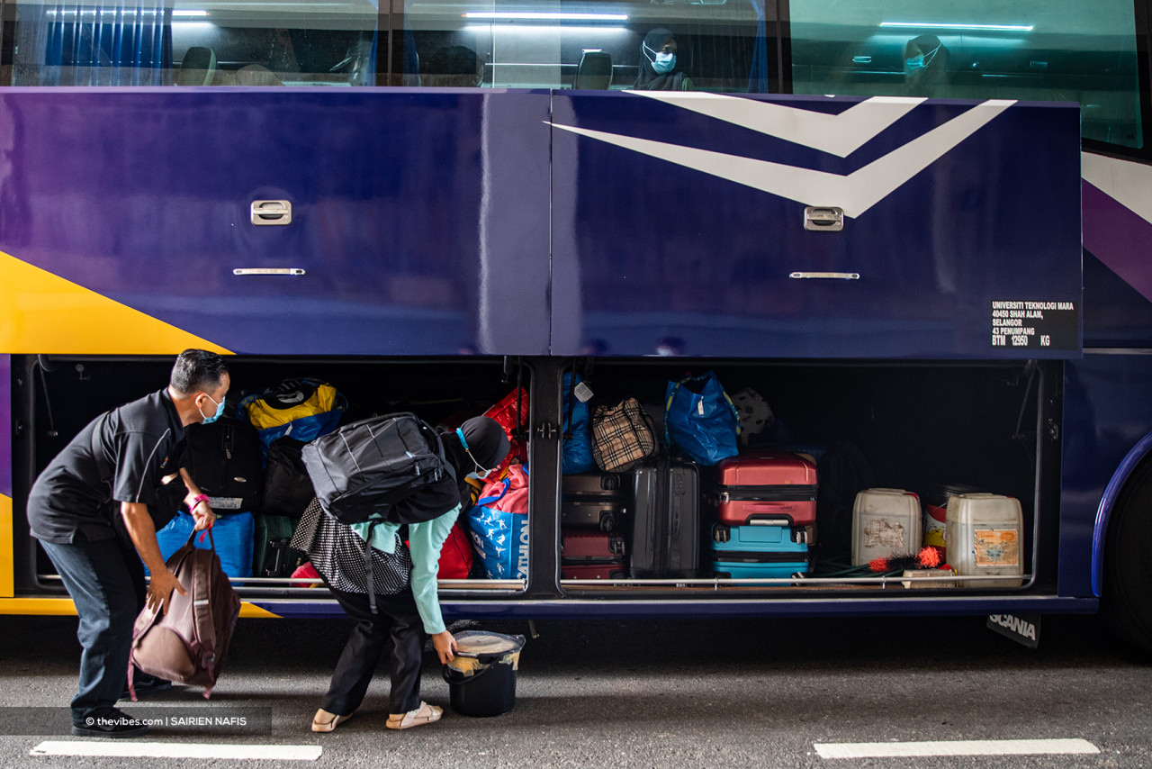 Universiti Teknologi Mara students going back to their homes en masse. – SAIRIEN NAFIS/The Vibes, May 13, 2021- 