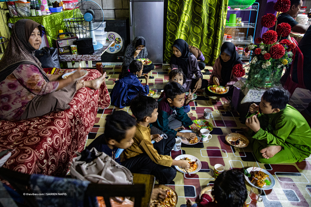 Family members living nearby took the opportunity to gather on the eve of Aidilfitri. – SAIRIEN NAFIS/The Vibes, May 13, 2021