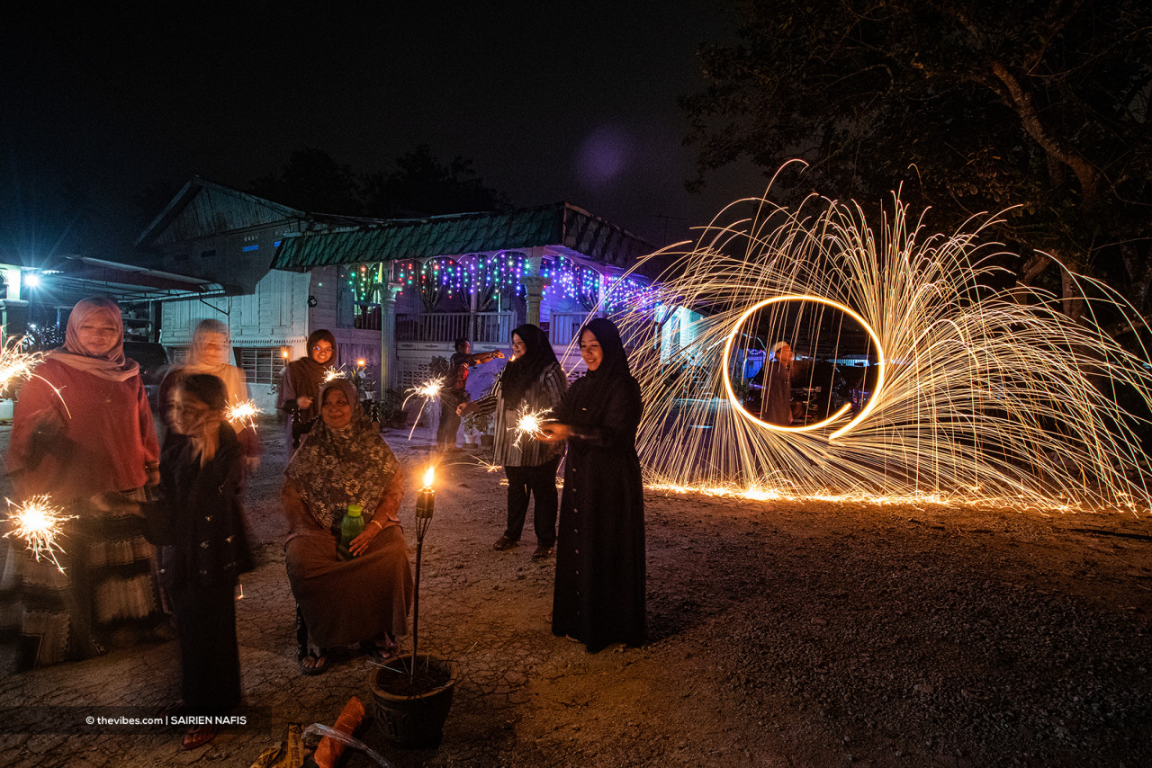 Not everyone can celebrate Hari Raya with the whole family as MCO 3.0 prohibits interstate and inter-district travel. – SAIRIEN NAFIS/The Vibes, May 13, 2021