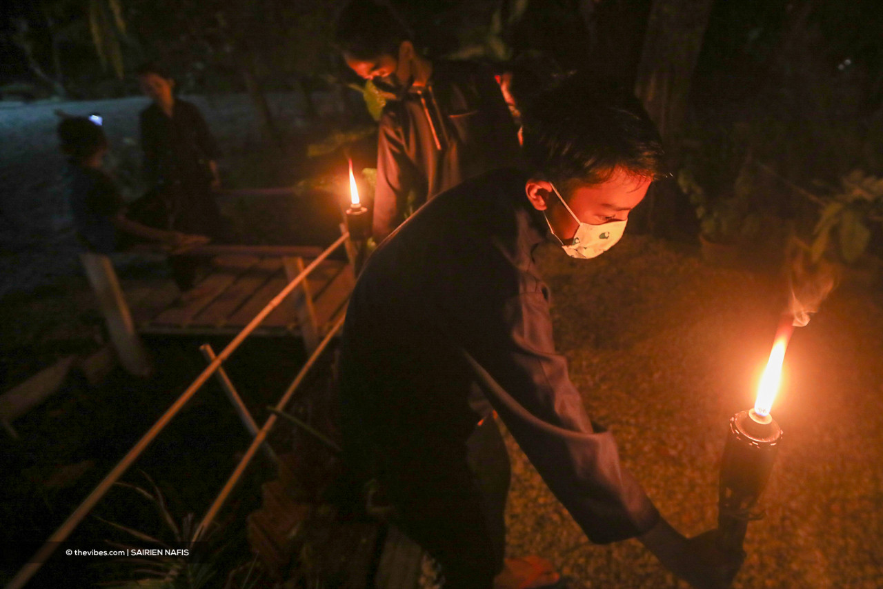 Children still rejoice with fireworks to usher in Hari Raya Aidilfitri despite restrictions from MCO 3.0. – SAIRIEN NAFIS/The Vibes, May 13, 2021