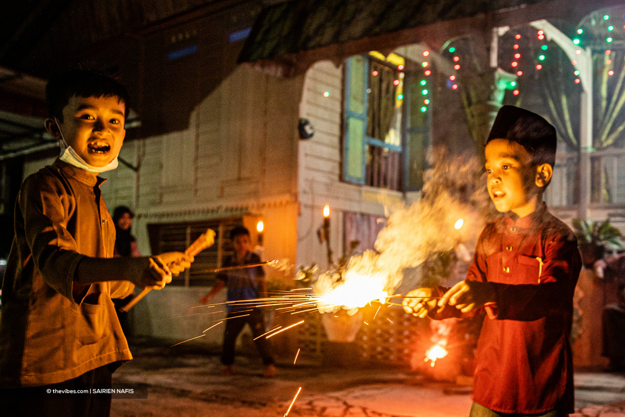 Fireworks are sure to be a hit with children during celebrations for the arrival of Syawal. – SAIRIEN NAFIS/The Vibes pic, June 11, 2021