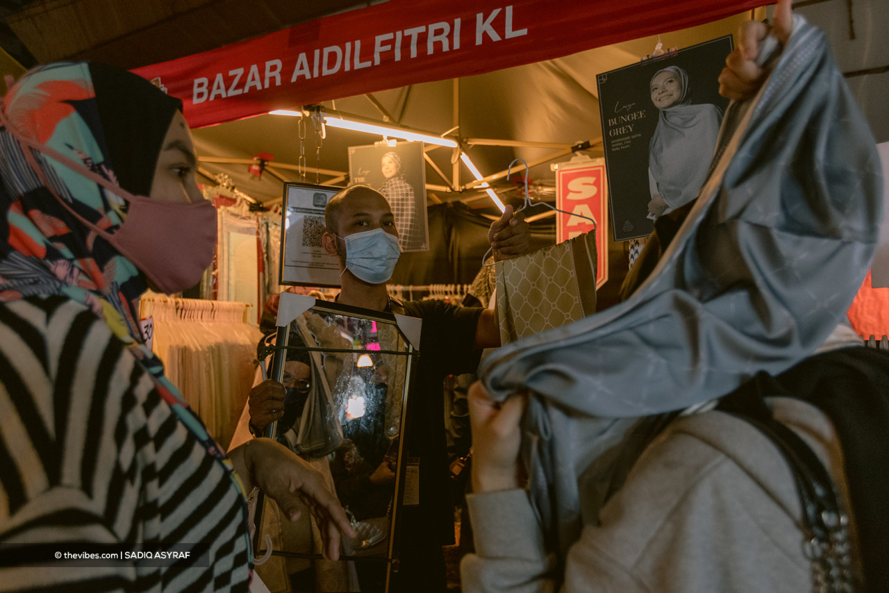 City dwellers taking the opportunity to do some last minute shopping. – SADIQ ASYRAF/The Vibes, May 13, 2021