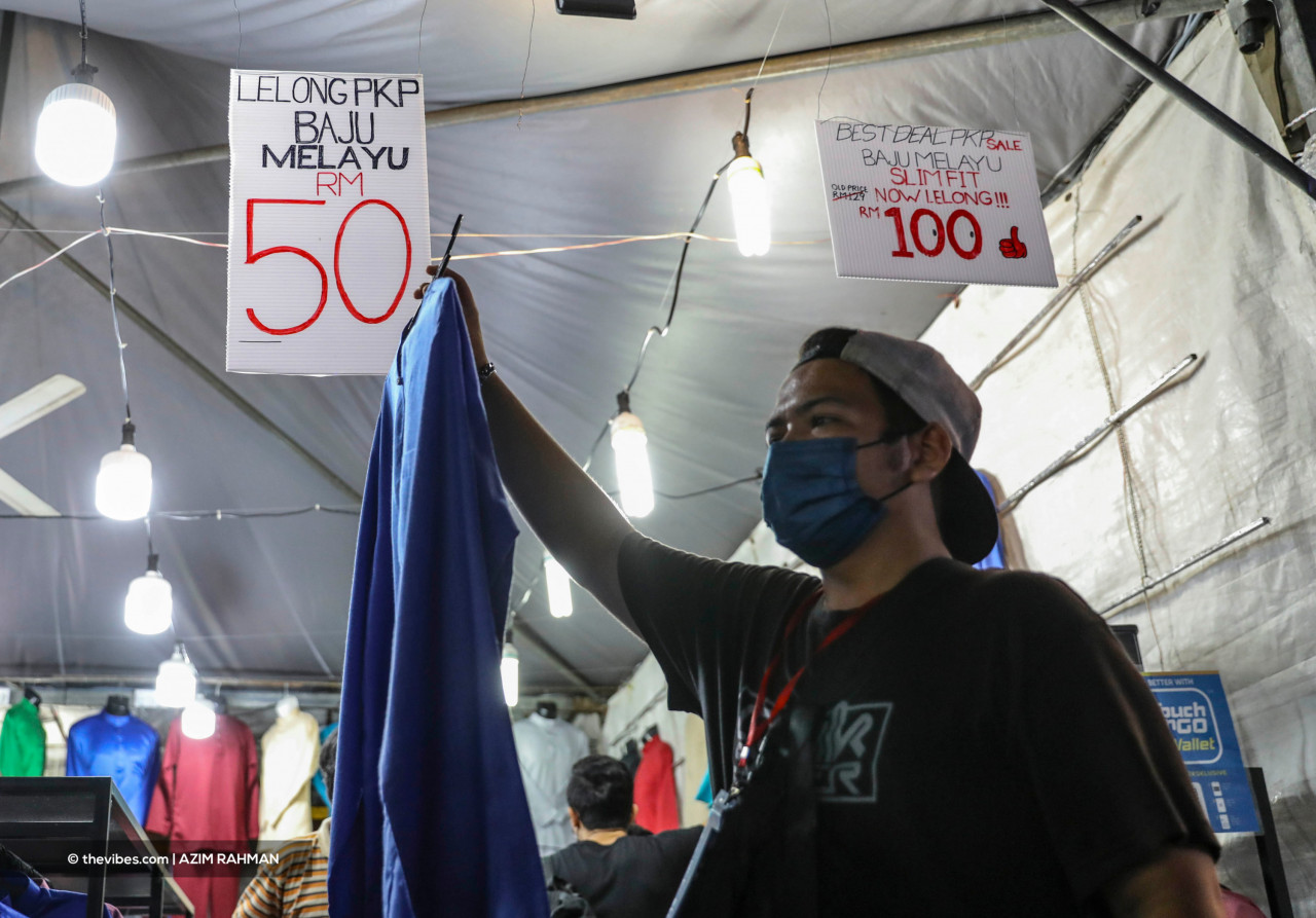 Traders auctioning products at a Ramadan bazaar the day before Hari Raya. – AZIM RAHMAN/The Vibes, May 13, 2021