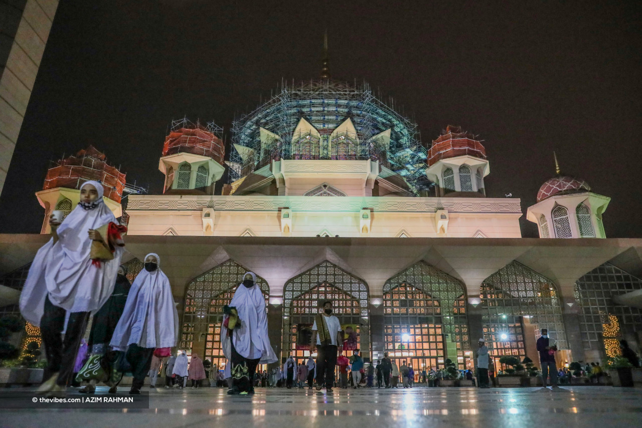Tarawih prayer before the end of Ramadan is long-awaited prayer by most muslim devotees. – AZIM RAHMAN/The Vibes, May 13, 2021