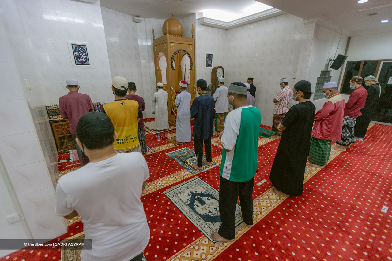 With the MCO 3.0, attendance for tarawih prayers inside mosque and surau are capped at 50. – SADIQ ASYRAF/The Vibes, May 13, 2021