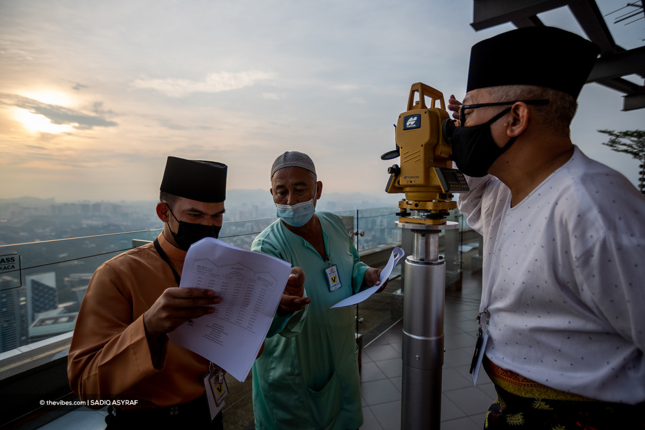 The rukyah count also looks at the crescent moon to determine Hari Raya Aidilfitri. – SADIQ ASYRAF/The Vibes, May 13, 2021