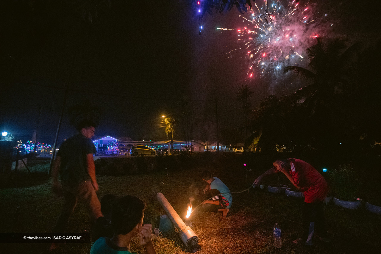 Night are made more lively with family members gathering to play fireworks. – SADIQ ASYRAF/The Vibes pic, June 11, 2021