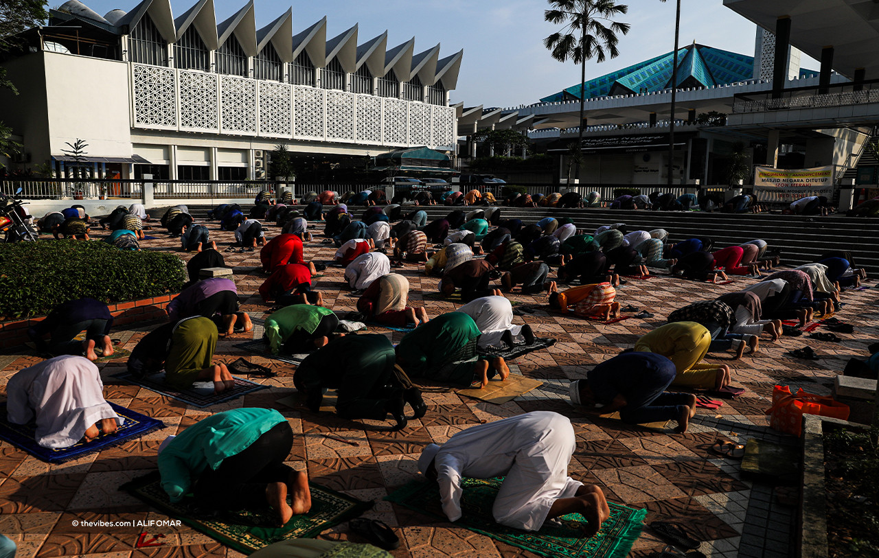 Because SOPs only permit 50 people inside the mosque, many took the opportunity to pray outside Masjid Negara. – ALIF OMAR/The Vibes, May 13, 2021 