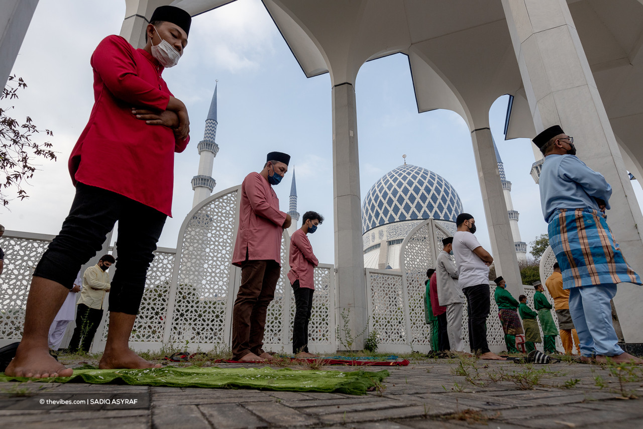Muslims forced to perform Hari Raya Aidilfitri prayers outside the Sultan Salahuddin Abdul Aziz Mosque. – SADIQ ASYRAF/The Vibes, May 13, 2021