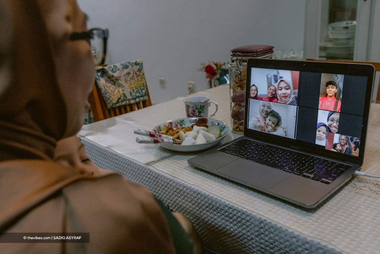 Although unable to meet in person during Hari Raya, family members gather using digital technology to forge closer ties. – SADIQ ASYRAF/The Vibes pic, June 11, 2021