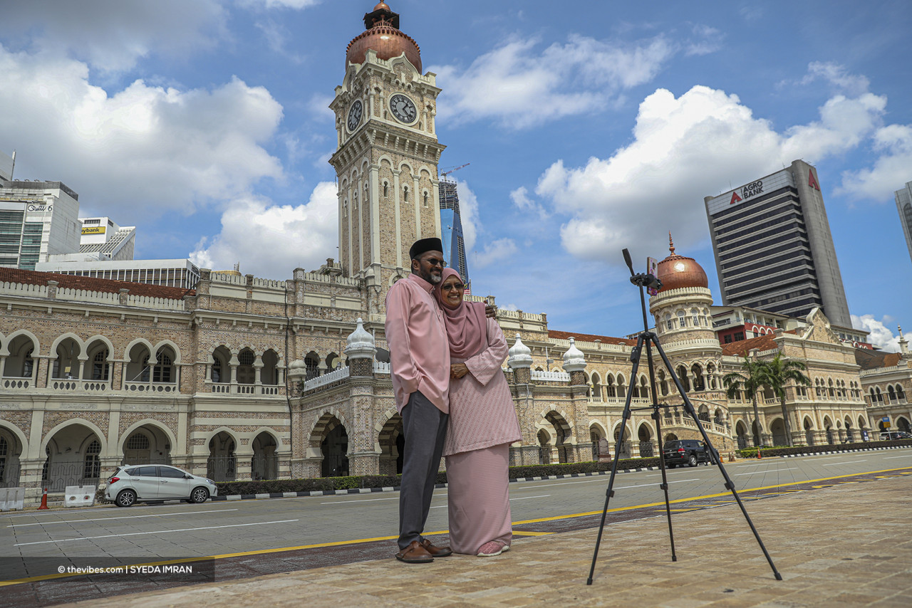 Despite the Covid-19 outbreak, Malaysians took to visiting attractive locations in the capital to celebrate Hari Raya before the stricter MCO 3.0 began. – SYEDA IMRAN/The Vibes pic, June 11, 2021