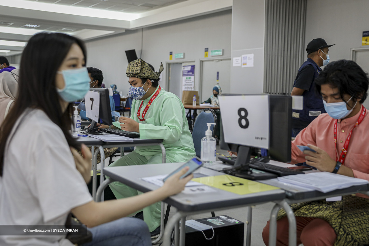 Holidays or not, health workers at PPVs continue to carry out the duties entrusted to them. – SYEDA IMRAN/The Vibes pic, June 11, 2021