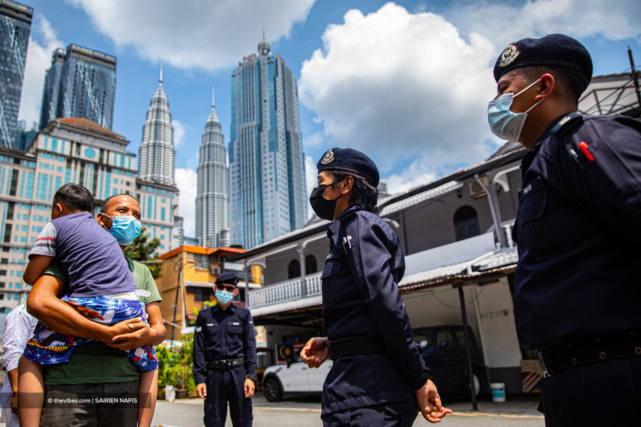 Police continue to conduct checks during the Raya holidays to prevent people from gathering beyond the allowed number. – SAIRIEN NAFIS/The Vibes pic, June 11, 2021
