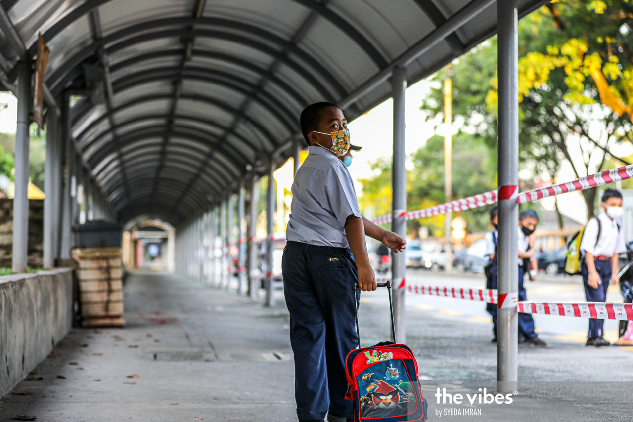 A pupil making his way to class at SK Bandar Baru Sri Petaling 2. – SYEDA IMRAN/The Vibes pic, March 8, 2021