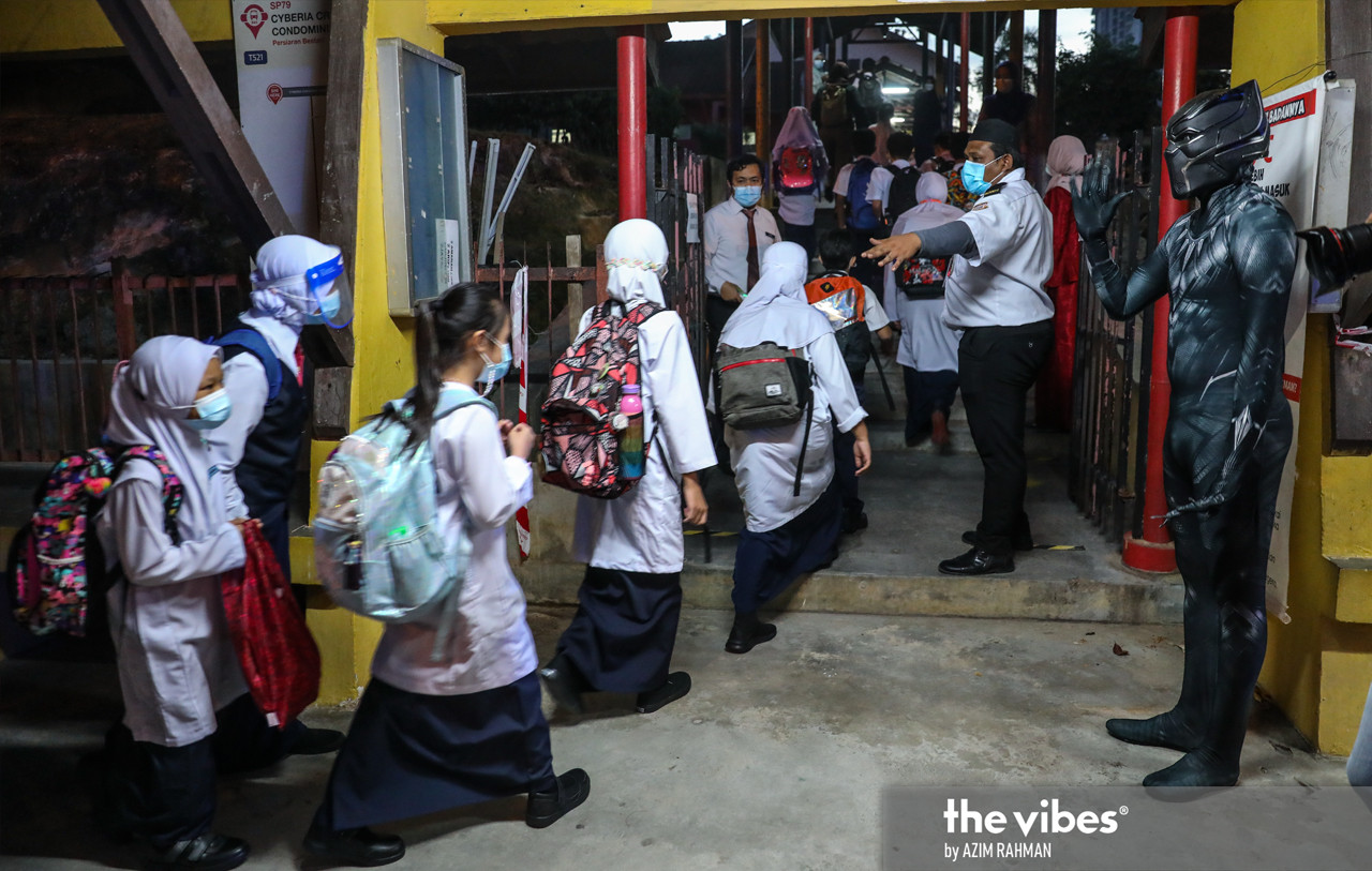 A Black Panther mascot greets SK Cyberjaya pupils back to school today. – AZIM RAHMAN/The Vibes pic, March 8, 2021