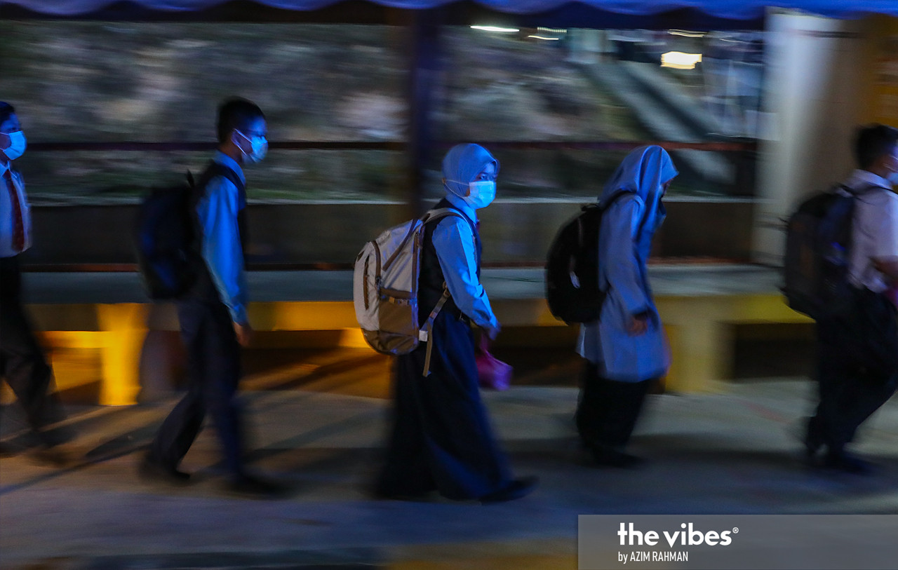 Pupils file into the SK Cyberjaya compound this morning. – AZIM RAHMAN/The Vibes pic, March 8, 2021