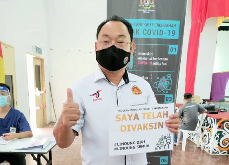 Murum rep Kennedy Chukpai gives a thumbs up after getting his Covid-19 shot yesterday. – The Vibes pic, March 8, 2021