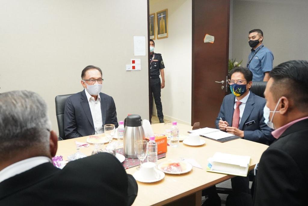 Datuk Seri Anwar Ibrahim and MACC chief Datuk Seri Azam Baki in talks at the agency’s headquarters in Putrajaya this afternoon. – The Vibes pic, March 22, 2021