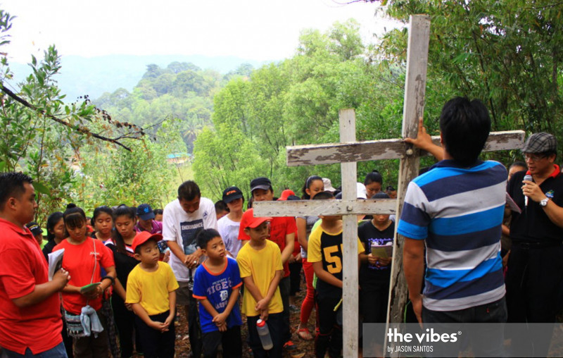 Churchgoers in Sugud miss carrying cross in Good Friday tradition