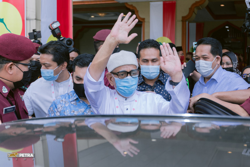 Pressmen, PAS volunteer corps scuffle as Hadi dodges questions