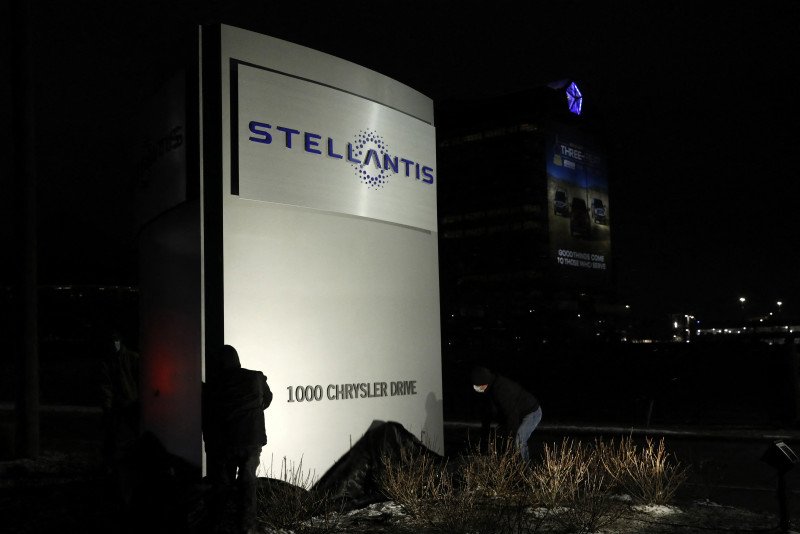 Chip shortage hits 5 Stellantis car plants in N. America