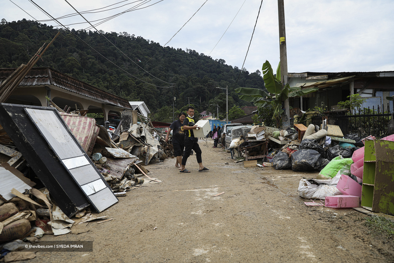 A total of 801 individuals from 162 families affected by the floods have been evacuated to the MPAJ hall in Lembah Jaya Utara. – SYEDA IMRAN/The Vibes pic, November 25, 2021