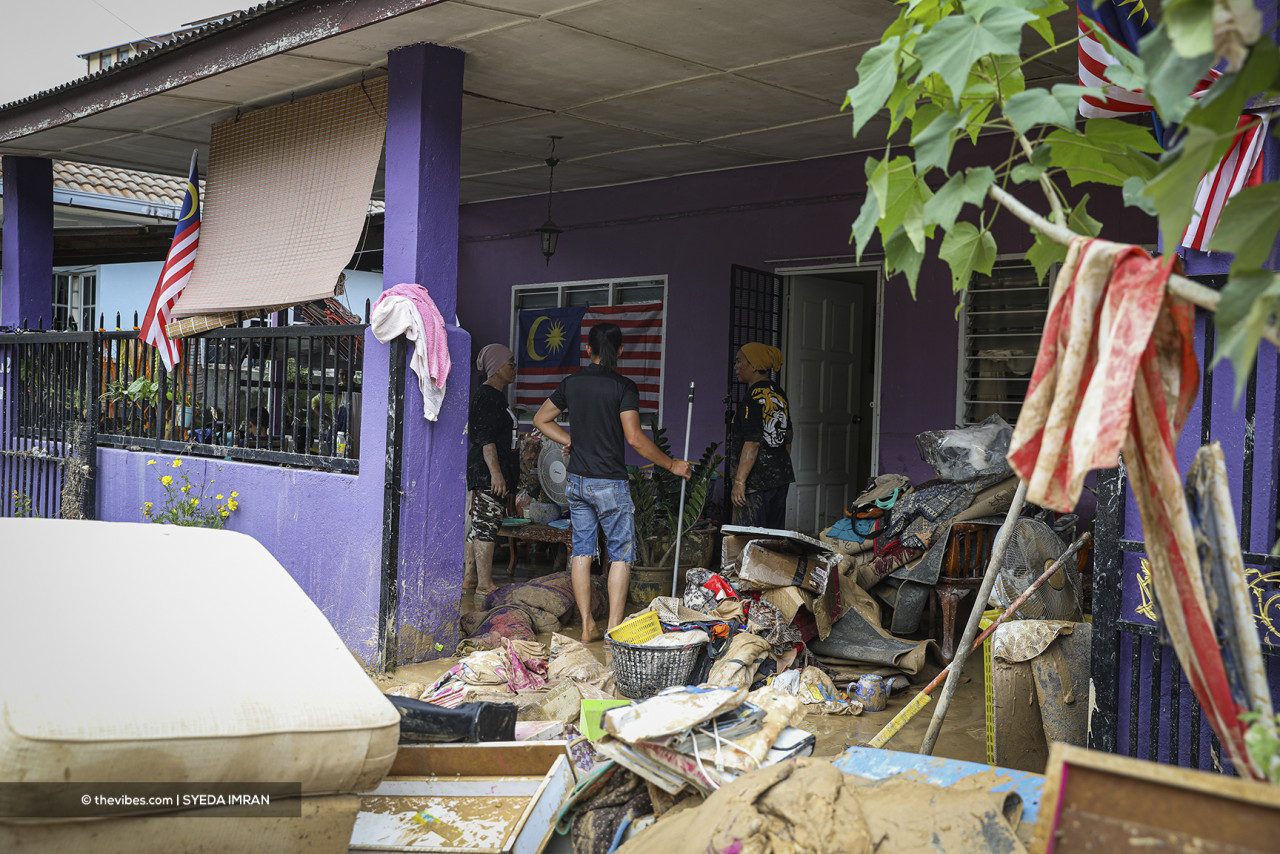 As of yesterday, a total of 117 reports of property damage were received by Ampang Jaya police from victims of the flash floods that hit Kg Pinggiran and Lembah Jaya Utara, Ampang. – SYEDA IMRAN/The Vibes pic, November 25, 2021