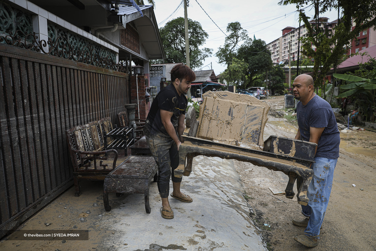 Men rescue relatively undamaged furniture and belongings from a house. – SYEDA IMRAN/The Vibes pic, November 25, 2021