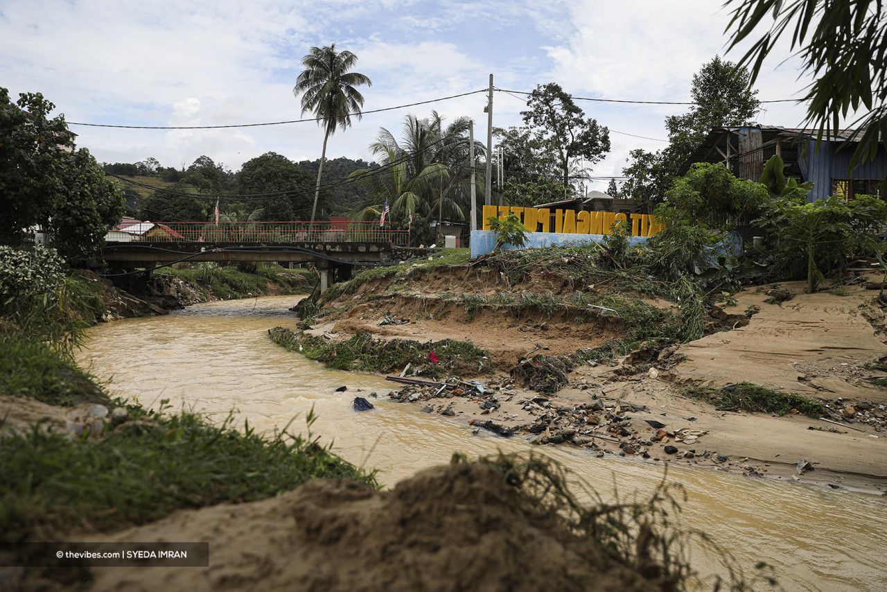 The banks of Sg Klang in Kg Bukit Sg Puteh, eroded by heavy rain. – SYEDA IMRAN/The Vibes pic, November 25, 2021