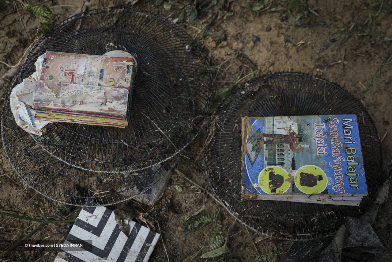 Books and belongings of the residents of Kg Lembah Jaya Utara that were washed away by the flash floods. – SYEDA IMRAN/The Vibes pic, November 25, 2021