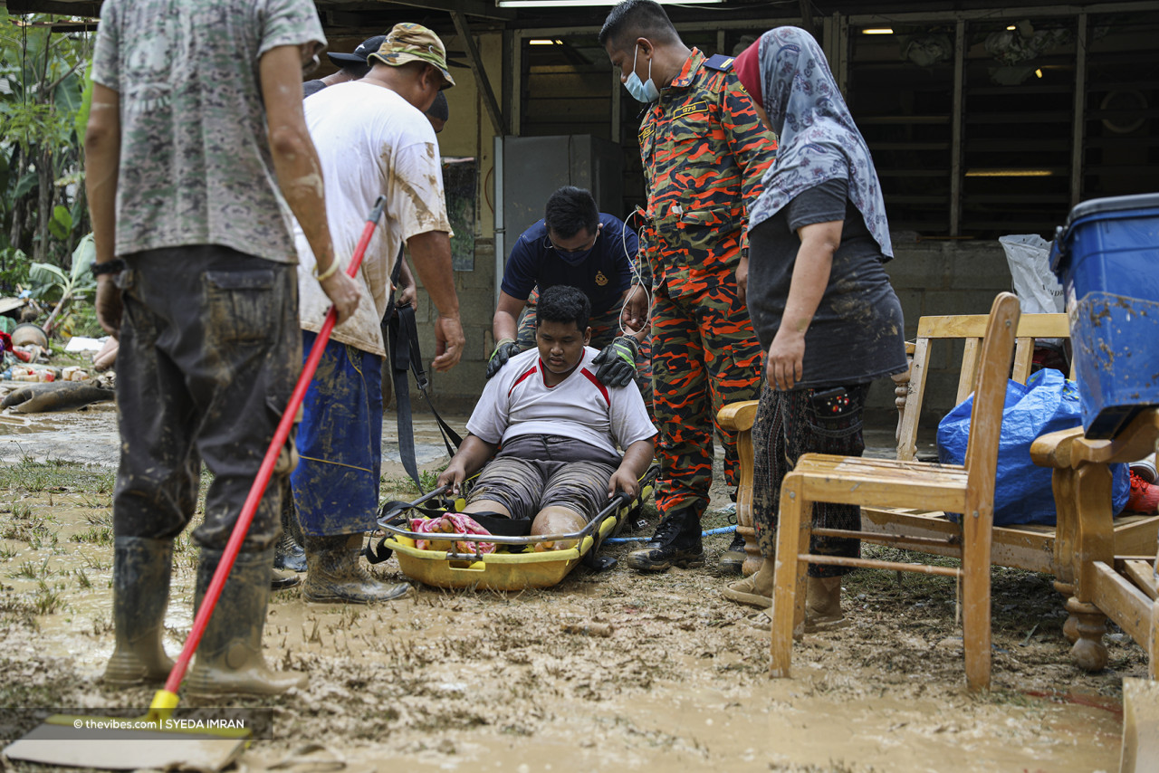 Firefighters helping the man, who had stepped on glass, into a stretcher. – SYEDA IMRAN/The Vibes pic, November 25, 2021