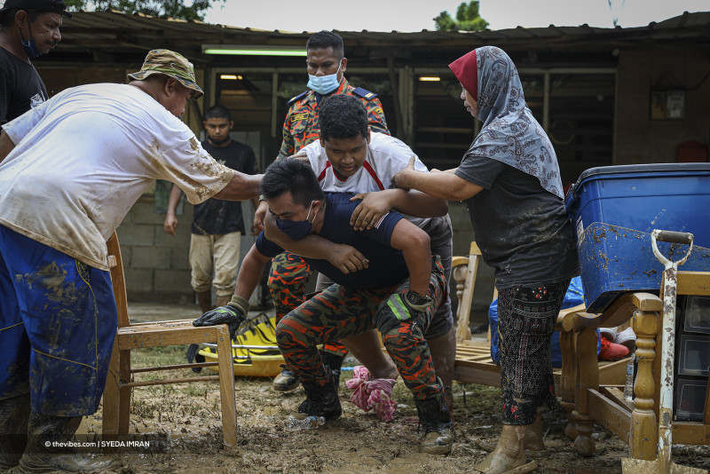 [PHOTOS] Flash floods in Ampang see houses damaged, good Samaritan injured
