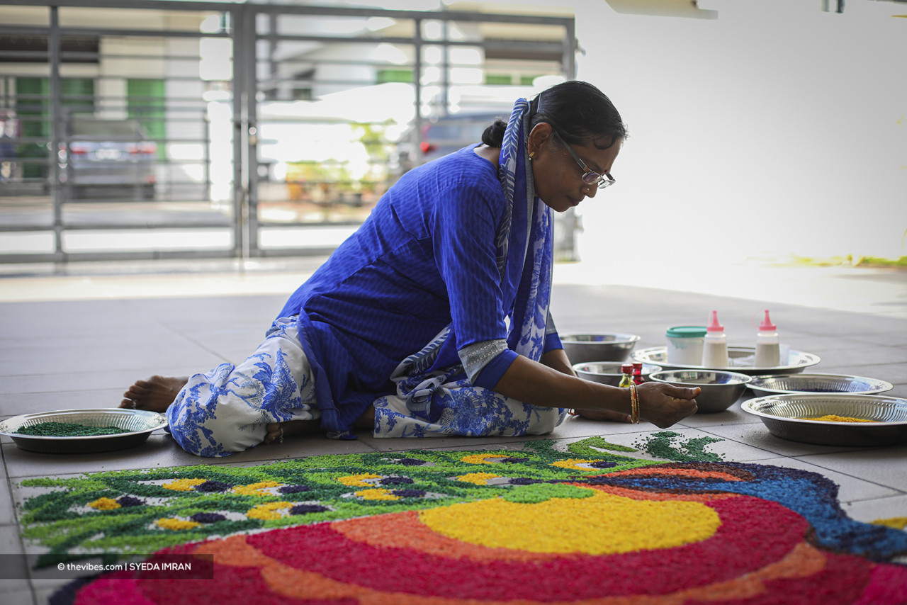 R. Dewi has been producing rangoli for 20 years during every Indian festival at the request of the people. – SYEDA IMRAN/The Vibes pic, November 4, 2021