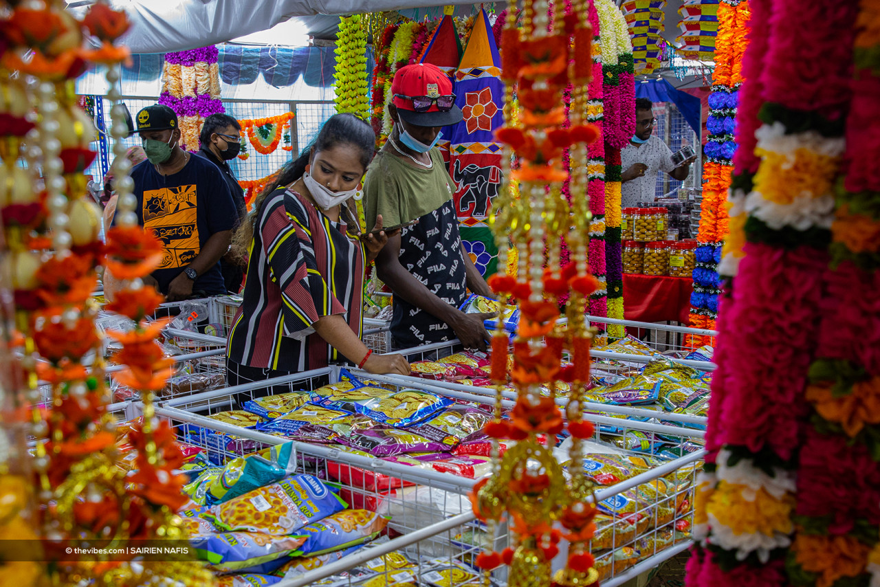 Indian shoppers browsing through a store’s selection in preparation for the imminent festivities. – SAIRIEN NAFIS/The Vibes pic, November 4, 2021