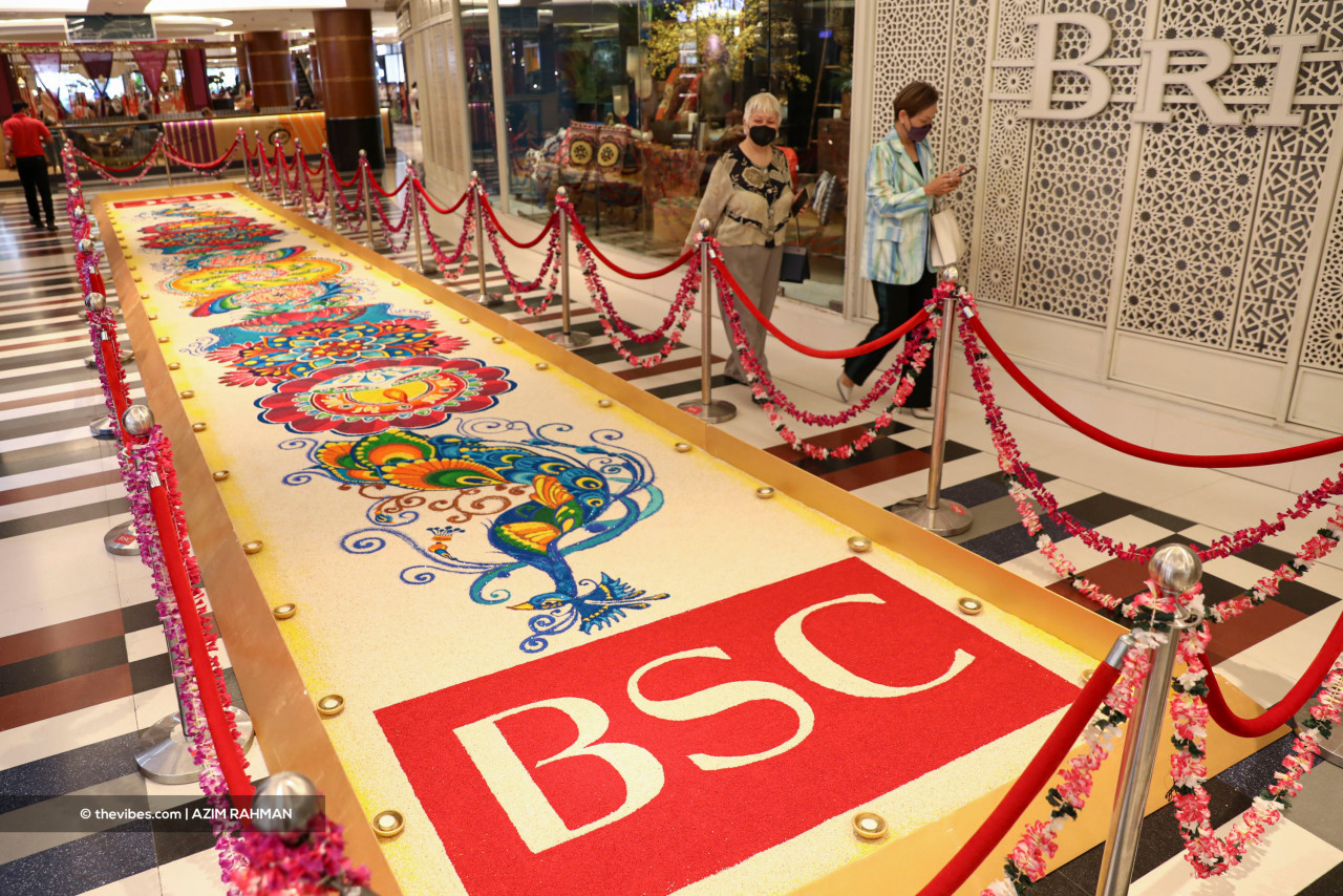 A stunning kolam or rangoli spotted at Bangsar Shopping Centre. These floor drawings are typically made with coloured rice or flour, marking the festivities of Deepavali. – AZIM RAHMAN/The Vibes pic, November 4, 2021