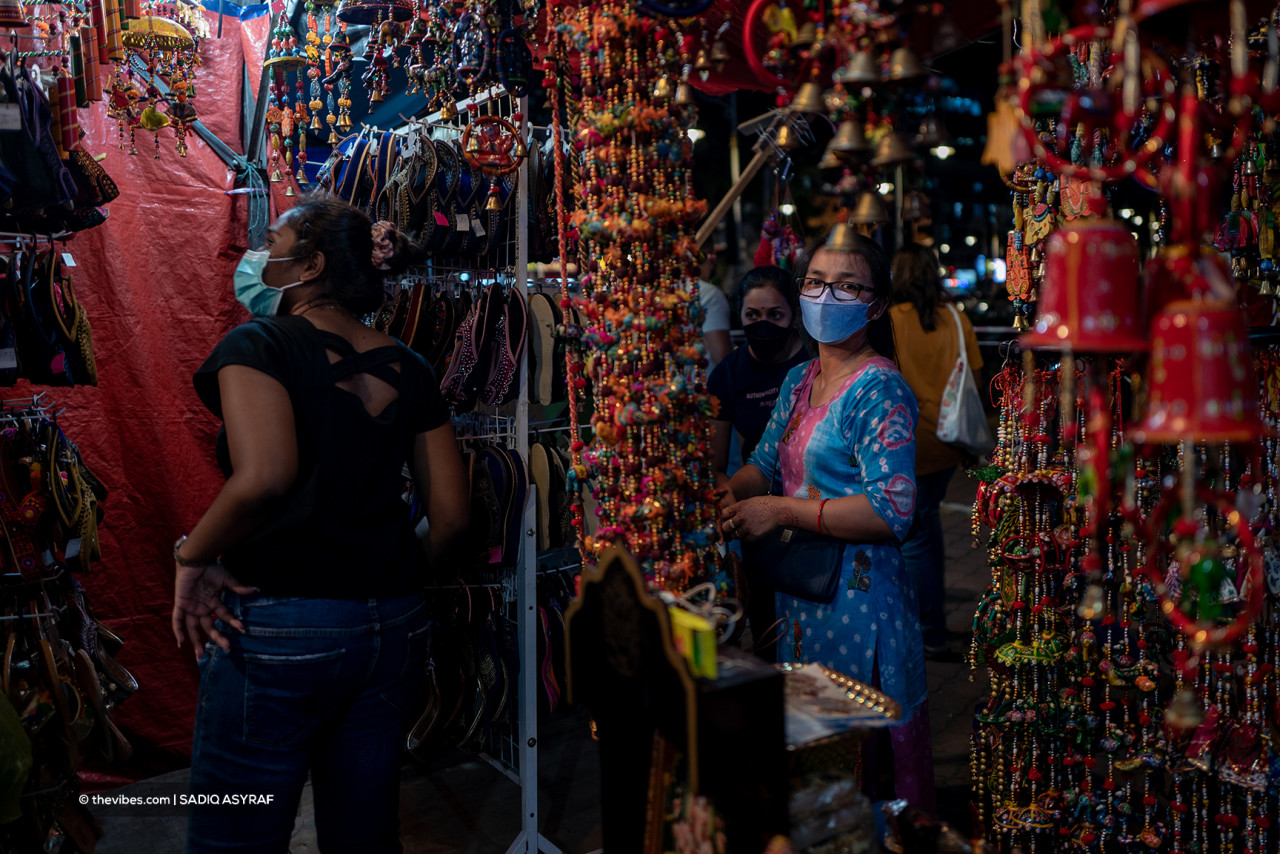 Traders of small businesses can only breathe a sigh of relief after the country moved into Phase 4 of the National Recovery Plan. – SADIQ ASYRAF/The Vibes pic, November 4, 2021
