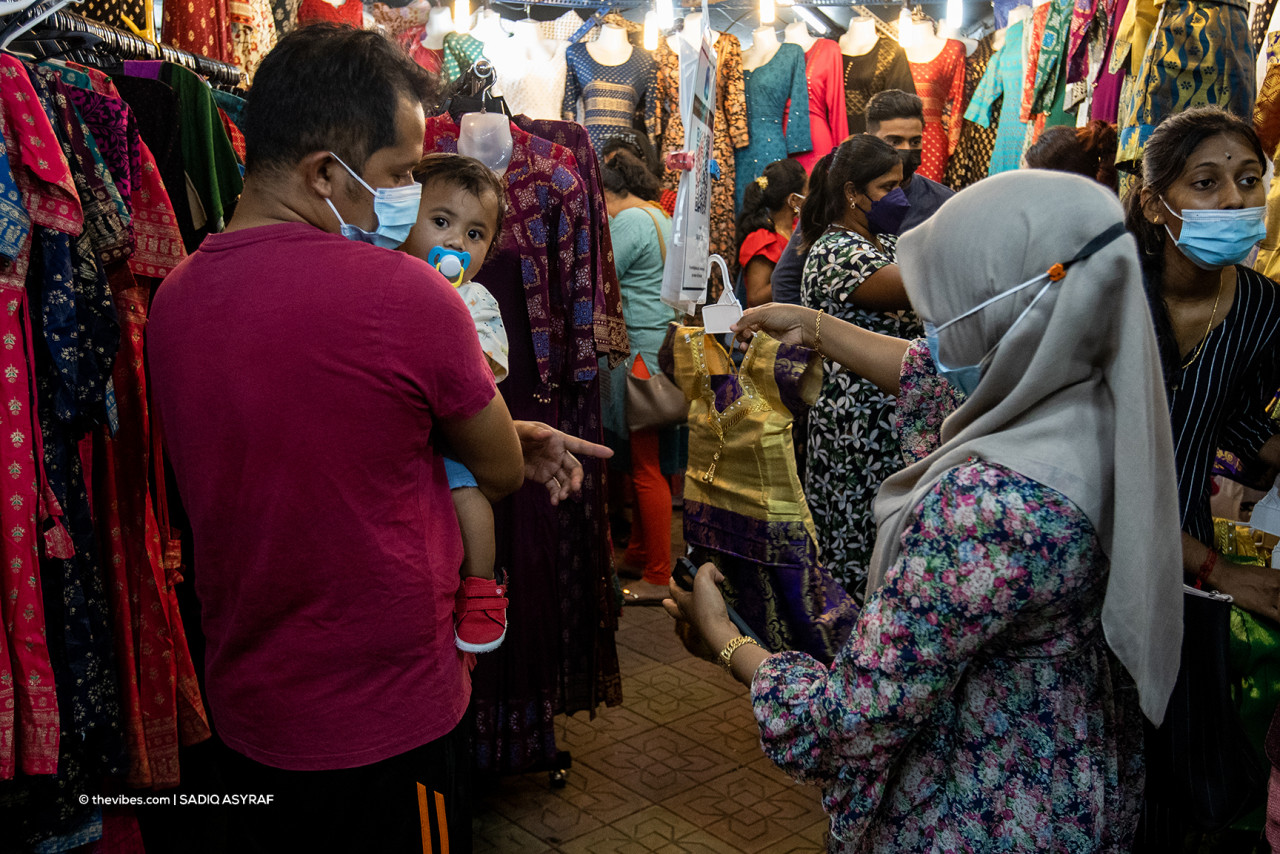 Indian shoppers aside, most Malaysians do not hesitate to grab the opportunity to enjoy Deepavali deals and promotions. – SADIQ ASYRAF/The Vibes pic, November 4, 2021